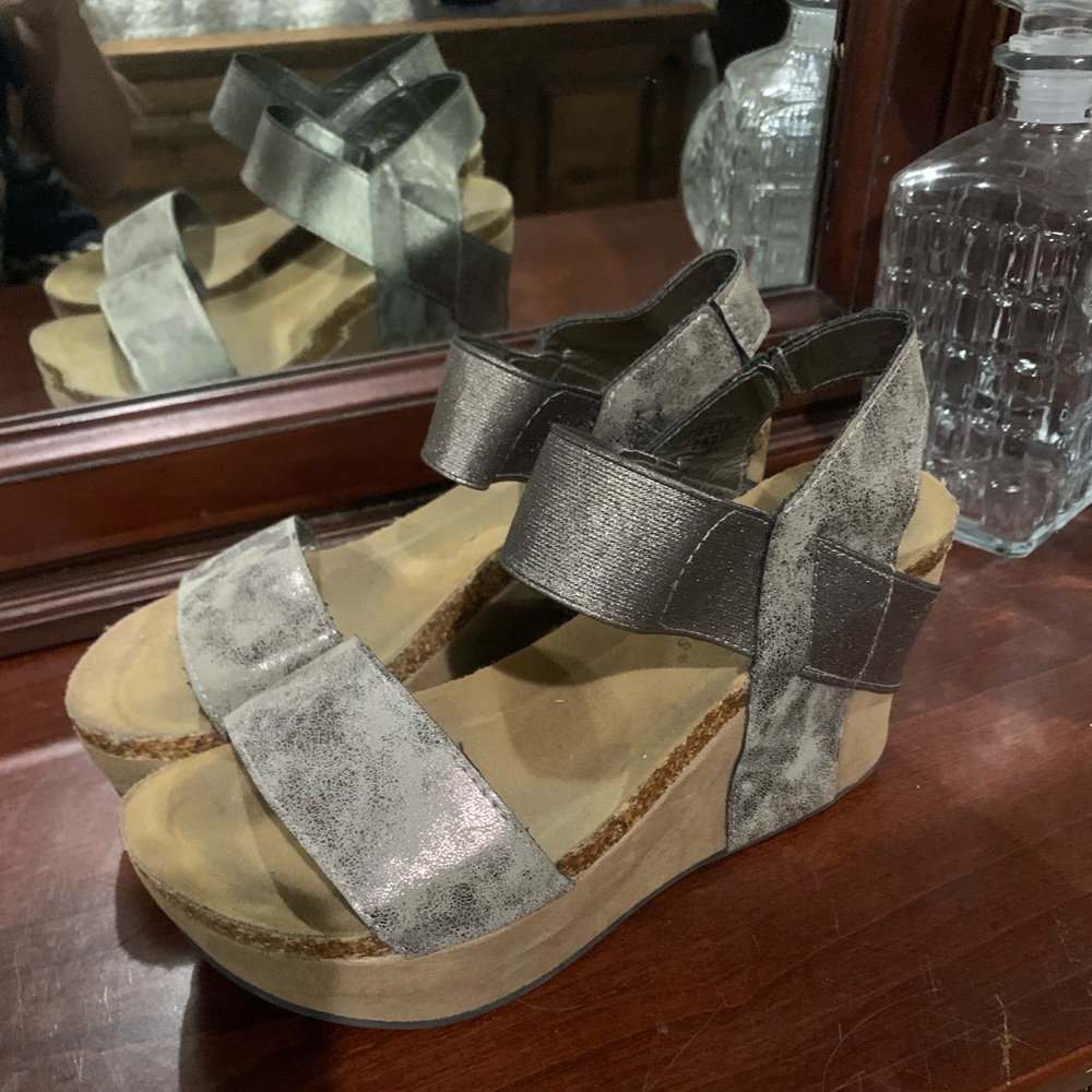 Pierre dumas wedge sandal size 8